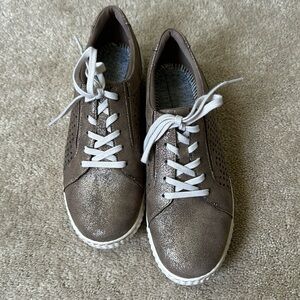 Clarks Caroline Ella Sneaker Bronze Metallic size 8.5